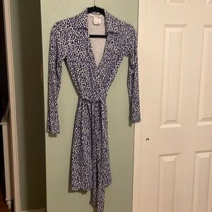 Diane Von Furstenberg Jeanne Blue and White Leopard Wrap Dress Size 2